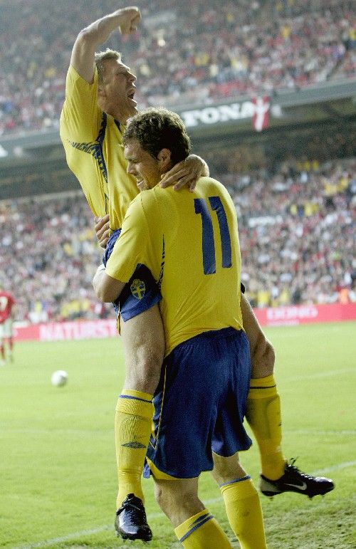 Švédský fotbalista Johan Elmander (vpravo) slaví gól do sítě Dánska se svým spoluhráčem Marcusem Allbackem v kvalifikaci o EURO 2008. | Foto: Reuters