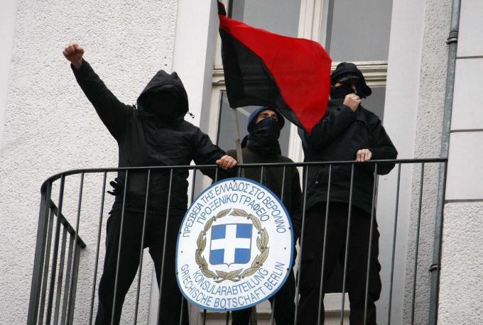 Anarchisté na balkoně řeckého generálního konzulátu v Berlíně | Foto: Reuters