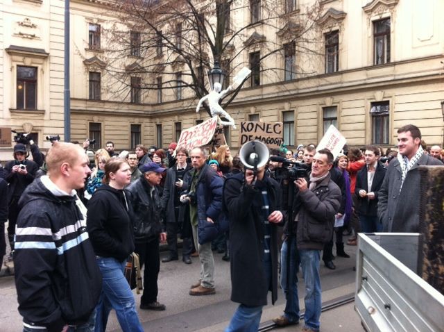 Mladí lidé chtějí přimět kabinet,... | Foto: Jakub Geier