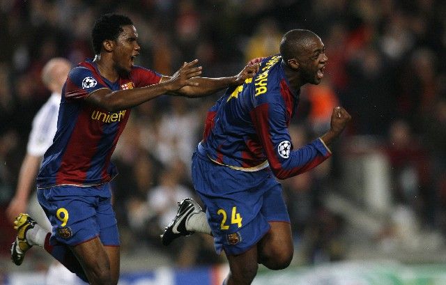 Barcelonští Samuel Eto'o (vlevo) a Yaya Touré slaví gól do sítě Schalke ve čtvrtfinále Ligy mistrů. | Foto: Reuters