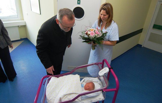 Nový hradecký primátor Zdeněk Fink si prohlíží prvního hradeckého občánka roku 2011 | Foto: Magistrát města Hradec Králové