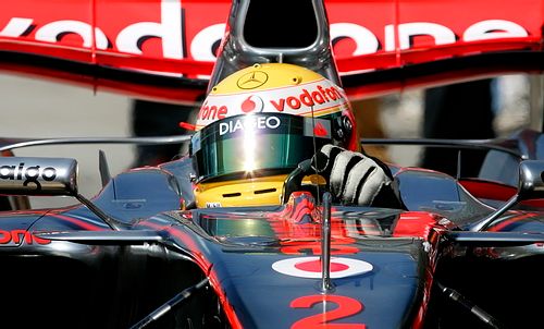 Lewis Hamilton řídí svůj McLaren při tréninku na Vlekou cenu Turecka. | Foto: Reuters