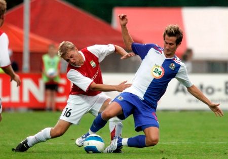 Toni Huttunen a David Dunn - Myllykosken Pallo vs. Blackburn Rovers (2. předkolo Poháru UEFA) | Foto: Reuters