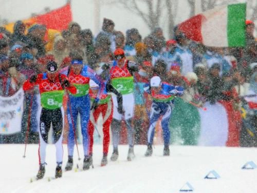 Lukáš Bauer vede na svém úseku štafetový závod na 4 x 10 km. | Foto: ČTK/AP