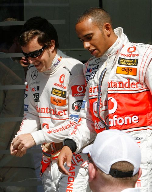 Piloti McLarenu Fernando Alonso (vlevo) a Lewis Hamilton v boxech v Barceloně. | Foto: Reuters