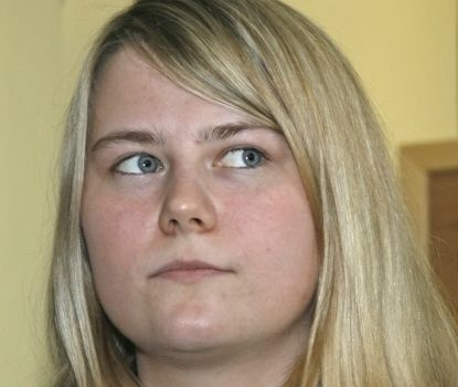 Kidnap victim Natascha Kampusch leaves a civil court after testifying in Graz May 15, 2008. Kampusch's mother Brigitta Sirny is suing former Austrian judge Martin Wabl for his claims that she was responsible for the abduction of her daughter. REUTERS/Heinz-Peter Bader (AUSTRIA) | Foto: Reuters