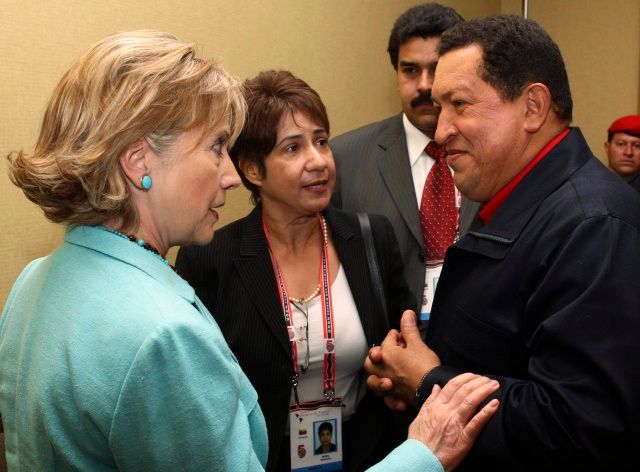 Clintonová a Chávez na summitu OAS v Port of Spain | Foto: Reuters