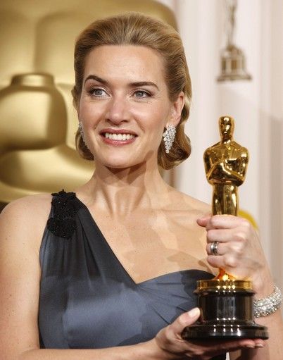 Oscar 2009: Kate Winsletová se soškou za hlavní ženskou roli, kterou jí vynesl snímek Předčítač. vahrála jeden z hlavních soboujů letošních Oscarů, když porazila Meryl Streepovou | Foto: Reuters