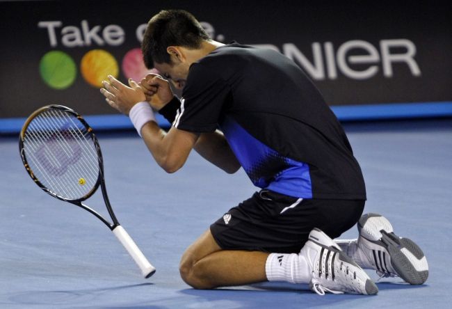 Srb prožívá své vítězství nad Federerem. Melbourne, Austrálie | Foto: Reuters