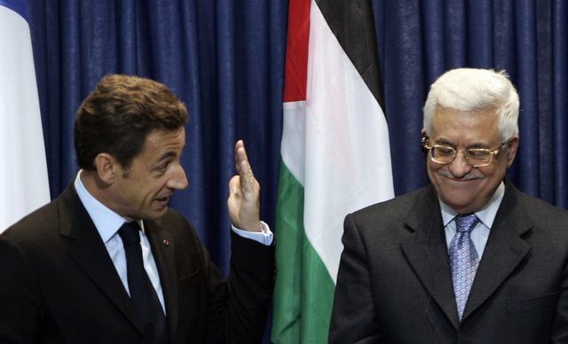 Sarkozy s palestinským prezidentem Mahmúdem Abbásem. | Foto: Reuters