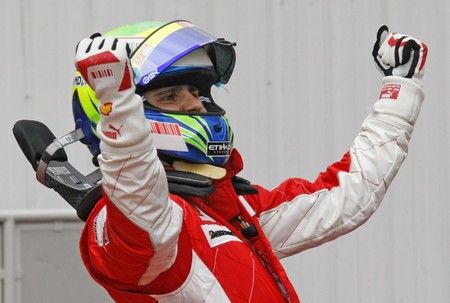 Felipe Massa se raduje. Právě ovládl kvalifikaci na Velkou cenu Monaka. | Foto: Reuters