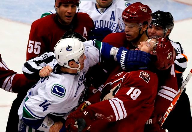 Alexander Burrows vs Shane Doan. | Foto: Reuters