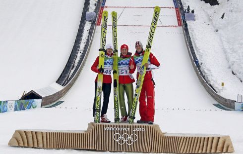 Stupeň nejlepších (zleva): Malysz, Ammann, Schlierenzauer | Foto: Sport