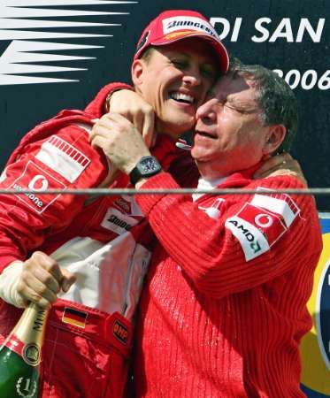 Michael Schumacher (vlevo) a Jean Todt na stupních vítězů po úspěchu Ferrari ve Velké ceně San Marina. | Foto: Reuters