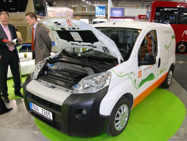 Zatím ČEZ provozuje dva elektromobily přestavěné z Fiatu Fiorino | Foto: Radek Pecák