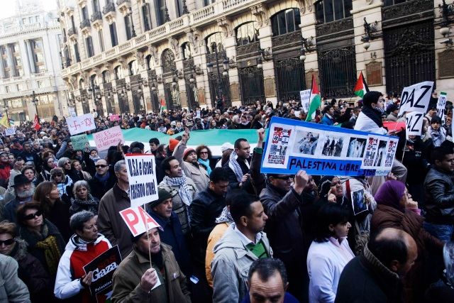 "Svobodná Palestina": demonstranti za ukončení izraelské operace pochodují Madridem | Foto: Reuters