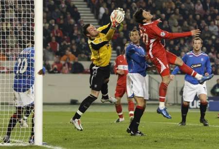 Utkání mezi Stuttgartem a Glasgow Rangers přineslo řadu útočných akcí | Foto: Reuters