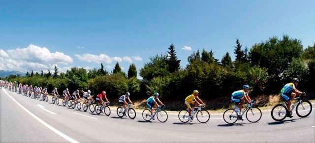 Peloton během 19. etapy Tour de France. | Foto: Reuters