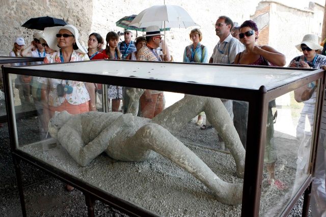 Místní mumie jsou za sklem, fresky se však rozpadají na čerstvém vzduchu | Foto: Reuters