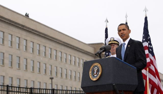 Obama při pietní vzpomínce v den osmého výročí útoků z 11. září 2001 řekl, že USA nikdy nepoleví v pronásledování členů teroristické sítě Al-Káida a jejích spojenců. Položil smuteční věnce v sídle ministerstva obrany, které bylo terčem jednoho z útoků. Poté se setkal s příbuznými obětí, kteří při útoku na Pentagon zemřeli. | Foto: Reuters