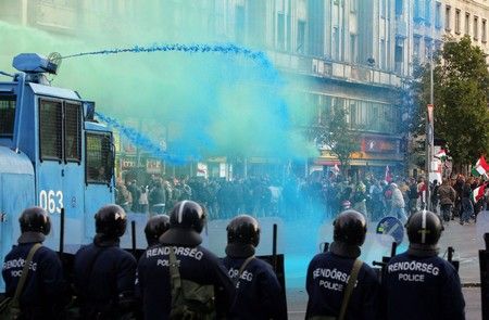 Policisté barevnou vodou označí výtržníky | Foto: Reuters