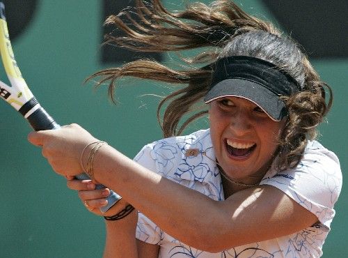 Francouzská tenistka Aravane Rezaiová odvrací úder Marion Bartoliové v prvním kole French Open. | Foto: Reuters