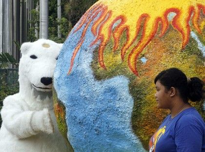 "Neuvařte planetu," hlásá plakát, který vyvěsili aktivisté z Greenpeace | Foto: Reuters