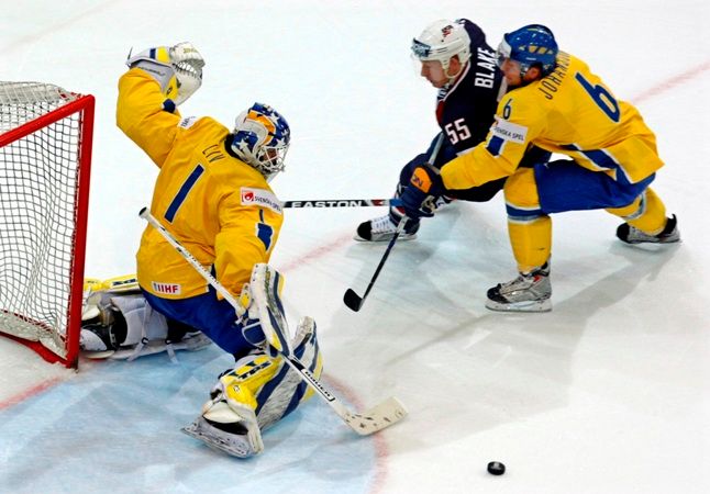 Američan Jason Blake v souboji se švédským gólmanem Stefanem Livem a Magnusem Johanssonem. | Foto: Václav Rojík