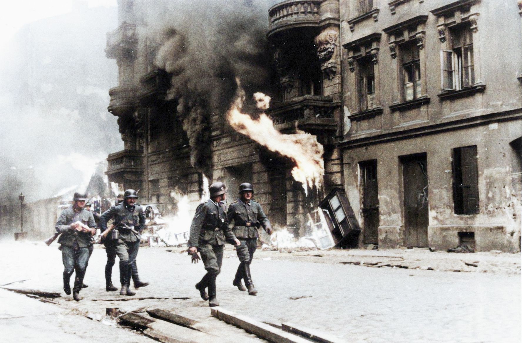 Zemřel poslední přeživší bojovník z povstání ve varšavském ghettu, bylo mu 99 let