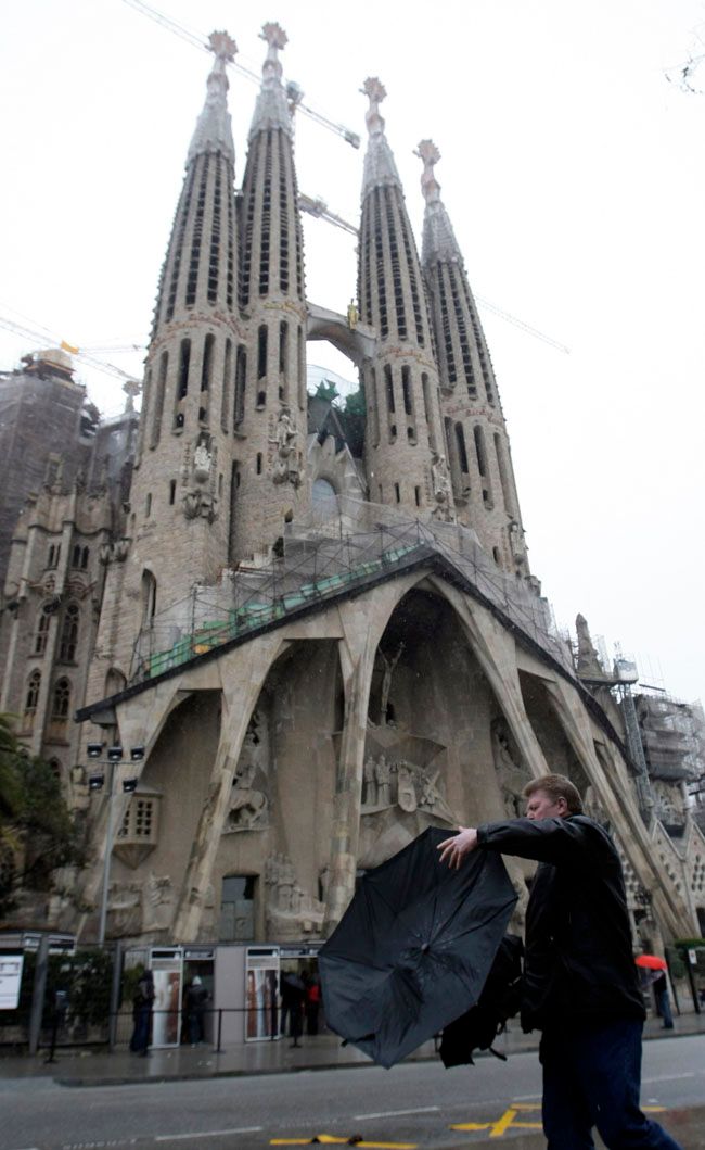 Sagrada Familia v Barceloně po sněhové přeháňce. | Foto: Reuters