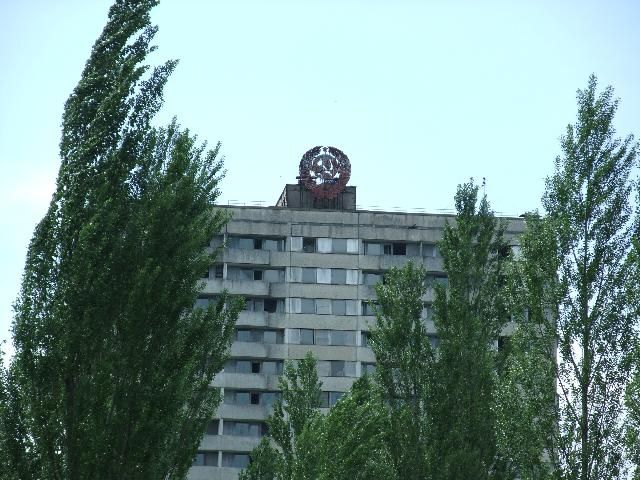 Dojeli jsme do města Pripjať. Až do roku 1986 zde žili spolu se svými rodinami lidé zaměstnaní v jaderné elektrárně Černobyl. Dohromady jich bylo 47 500. | Foto: Markus Berger