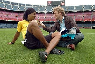 Brazilský fotbalista Ronaldinho (vlevo)při rozhovoru s korespondentem DPA na stadionu Nou Camp v Barceloně. | Foto: DPA