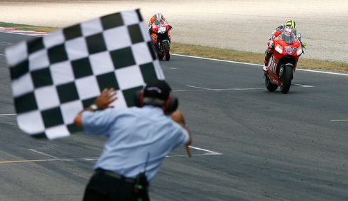 Finiš Velké ceny Katalánska ve třídě MotoGP. Z vítězství se radoval Casey Stoner na Ducati. | Foto: Reuters