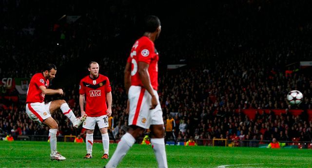 Ryan Giggs střílí gól do sítě Wolfsburgu. | Foto: Reuters