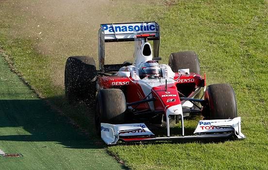 Také Jarno Trulli se dostal na trávu | Foto: Reuters