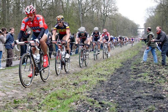 Rozjíždí se také cyklistická sezona, v Roubaix kraloval Fabian Cancellara. | Foto: Reuters