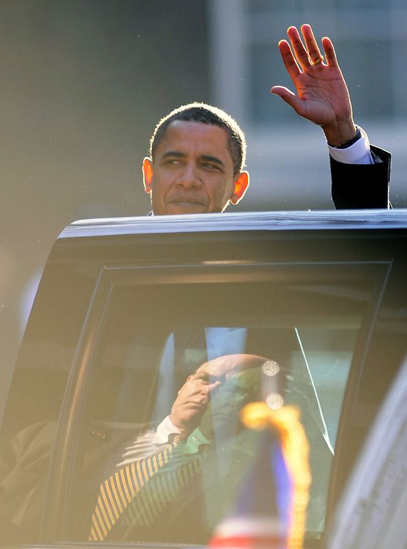 Barack Obama mává novinářům při vystupování z auta v Downing Street. | Foto: Reuters