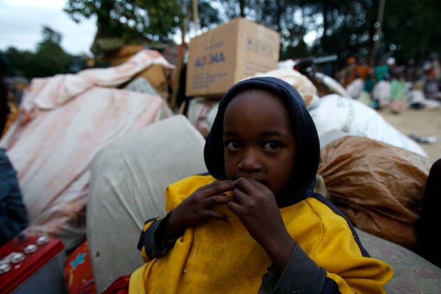 2. 1. - V Keni hrozí genocida. Jako ve Rwandě - Povolební situace v Keni se dramatizuje. Střety mezi zastánci prezidenta Kibakiho a stoupenci opozice přerůstají v otevřené násilí. Životem na ně doplatily už více než dvě stovky lidí. Tisíce Keňanů opouštějí své domovy v obavách před dalšími boji, podle informací Červeného kříže jich je na 70 tisíc. Nevládní organizace se obávají humanitární katastrofy, pokud se situace nezačne urychleně řešit.  Další podrobnosti naleznete ve zprávě ZDE | Foto: Reuters