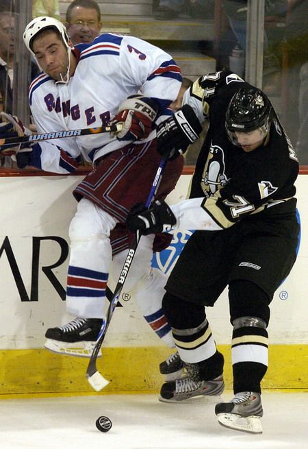 Útočník PIttskubrghu Jevgenij Malkin (v černém) bojuje u hrazení o puk s hráčem New Yorku Rangers Michalem Rozsívalem. | Foto: Reuters