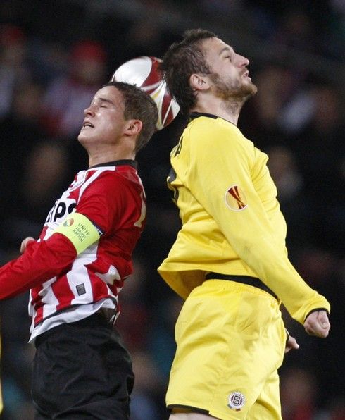 Afellay v souboji s Janem Holendou | Foto: Sport