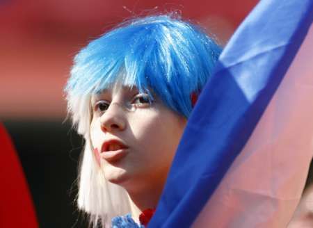 Česká fanynka v hlediši na stadiojnu v Kolíně nad Rýnem před zápasem s Ghanou. | Foto: Reuters