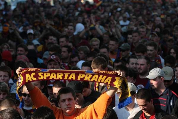 Barvy ani šály nelžou, jsou to sparťani. | Foto: Tomáš Adamec