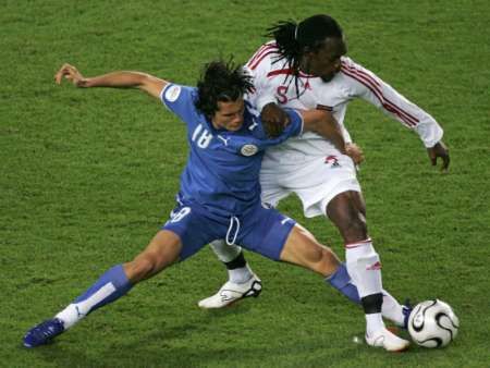 Paraguayec Nelson Haedo Valdez v souboji o míč s hráčem Trinidadu a Tobaga Brentem Sanchem. | Foto: Reuters