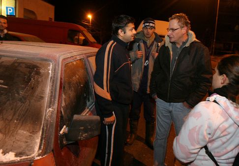 It is shortly before 6am in Janov, a prefab neighbourhood of the north Bohemian town of Litvínov. Pavel Kubas, an entrepreneur from Brno wearing a leather jacket, is meeting a group of some 20 Roma people to take them to the forest. | Foto: CzechNews