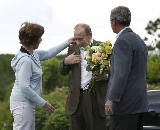 Laura Bushová najela od začátku na neformální chování: Při vítání se vrhla na oblek ruského prezidenta a jala se mu upravovat límeček. | Foto: Reuters