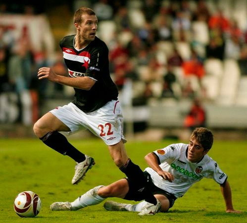 Benjamin Vomáčka (Slavia) v souboji s Pablem Hernandézem (Valencie) v utkání Evropské ligy. | Foto: Reuters