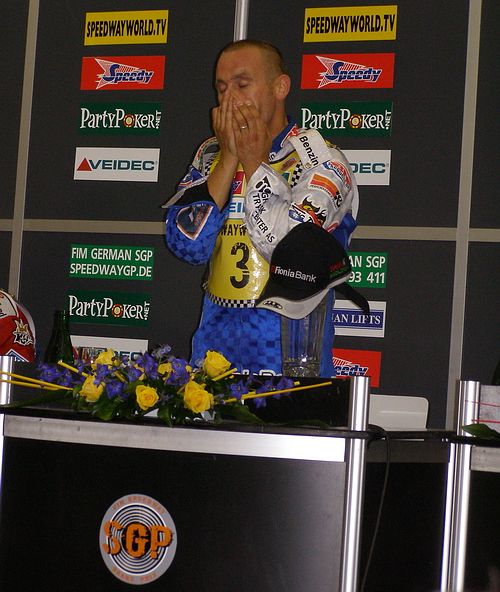 Unavený vítěz pražské Grand Prix Nicki Pedersen na tiskové konferenci po závodě. | Foto: Radek Vičík