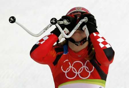 Chorvatská lyžařka Janica Kosteličová slaví po dojezdu sjezdu vítězství v olympijské kombinaci. | Foto: Reuters