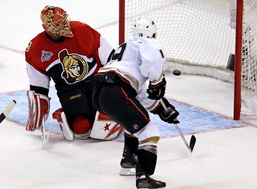 Anaheimský Andy McDonald (v bílém) dává druhý gól do sítě gólmana Ottawy Raye Emeryho ve čtvrtém finále Stanley Cupu. | Foto: Reuters