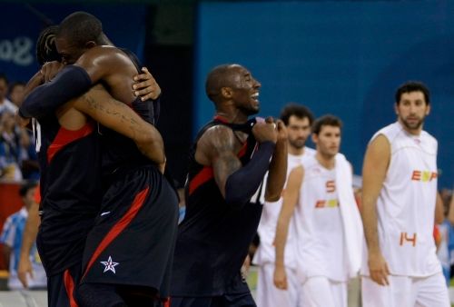 Basketbalisté USA se radují ze zlatých olympijských medailí po finálovém vítězství nad Španělskem. | Foto: Reuters